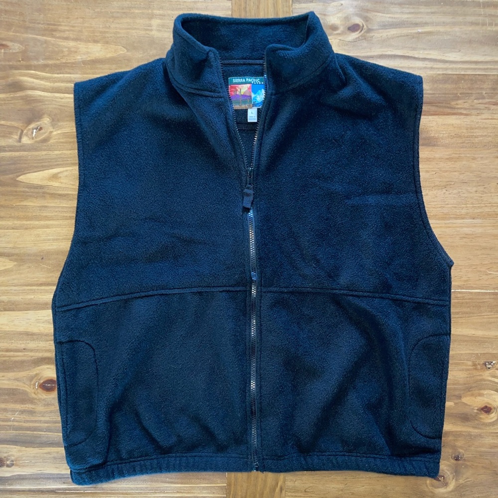 Black Sierra Pacific fleece vest. Sz. L